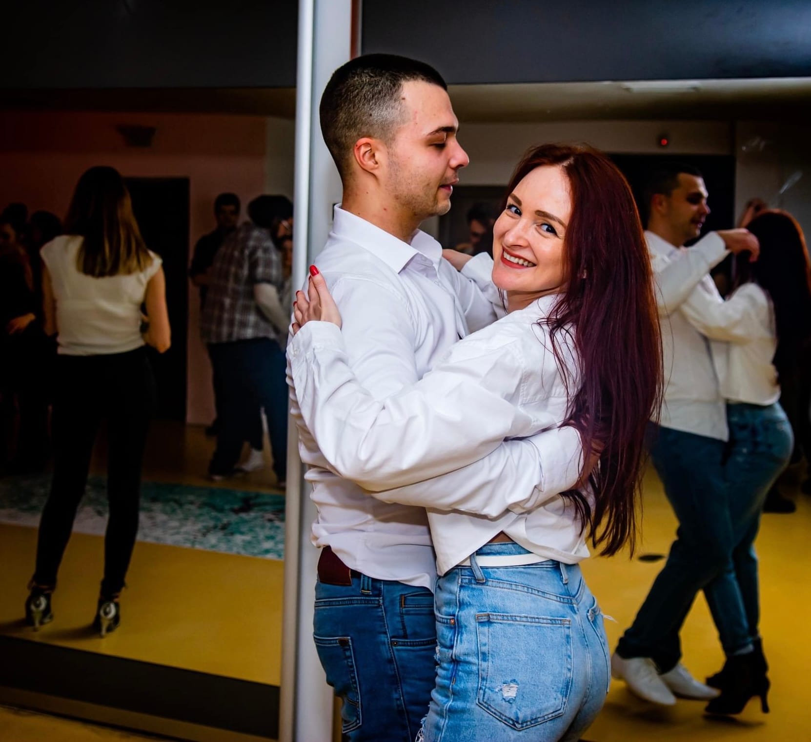 Cuplu dansând salsa